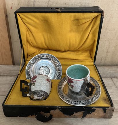 Service tête-à-tête, les tasses en céramique...