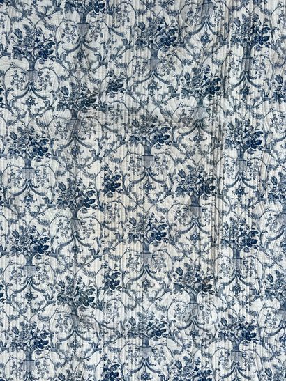 Quilted cotton bed set printed in blue with...