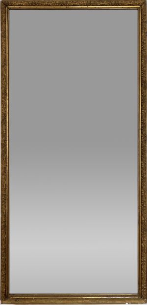 Miroir à entourage en bois doré à décor d'une...