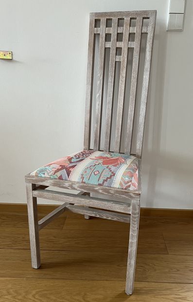 Suite de six chaises en chêne cérusé, le...