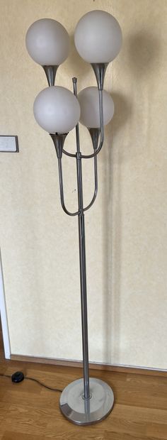 Lampadaire en métal chromé, le fût sur une...