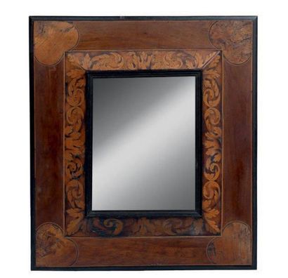 Miroir dans un cadre rectangulaire en bois...