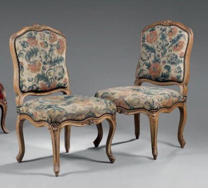 Paire de chaises en bois naturel sculpté...