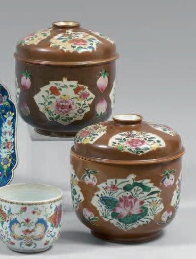 Paire de pots couverts en porcelaine émaillée...