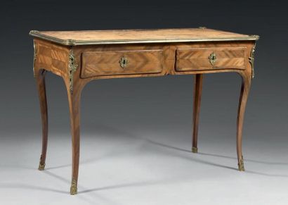 Petit bureau plat marqueté en feuilles de...