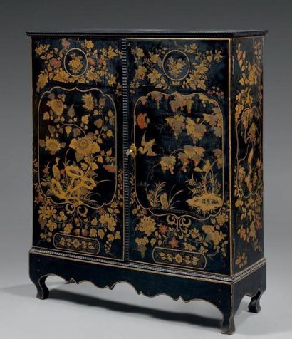 Armoire basse en laque du Japon, à décor...