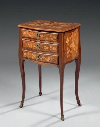 Table chiffonnière, marquetée sur le plateau...