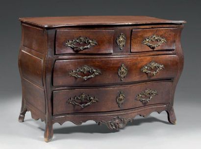 Commode tombeau en noyer. Ouvre à quatre...