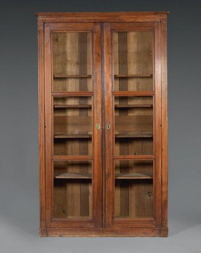 Bibliothèque en bois fruitier à angles vifs....