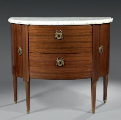 Commode demi-lune marquetée en fil de satiné....