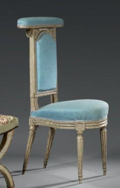 Chaise voyeuse en bois relaqué crème. Le...