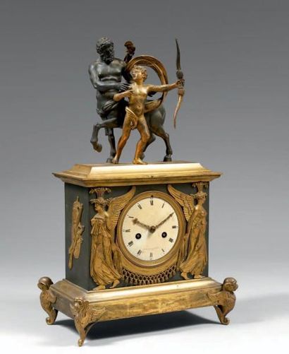 Pendule en bronze doré et patiné vert surmontée...