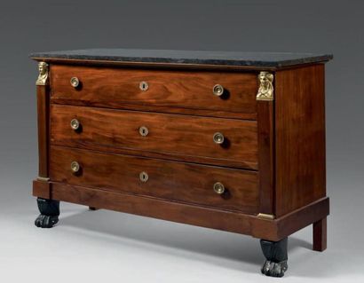 Commode en acajou et placage d'acajou. Ouvre...
