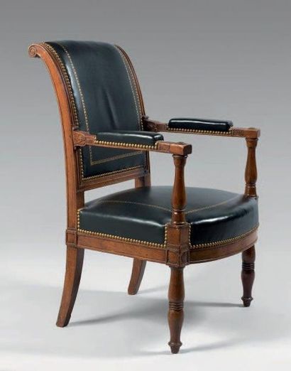 Fauteuil en hêtre teinté acajou. Accoudoirs...