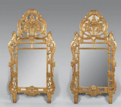 Paire de miroirs en bois doré à fronton décoré...