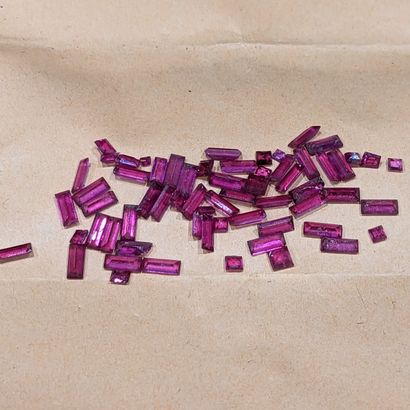 Set of unmounted colored stones: small emeralds;...