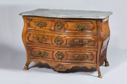 Commode tombeau en bois fruitier mouluré....