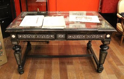 Bureau en palissandre et placage de palissandre...