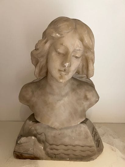 Ecole ITALIENNE. ECO. Buste de femme en albâtre,...
