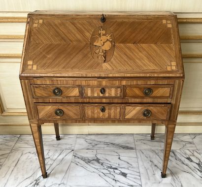 Bureau de pente en bois de placage et marqueterie...