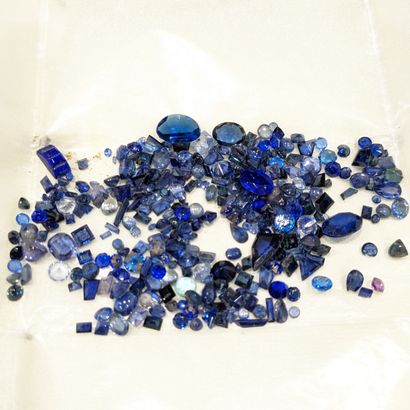 Set of unmounted colored stones: small emeralds;...