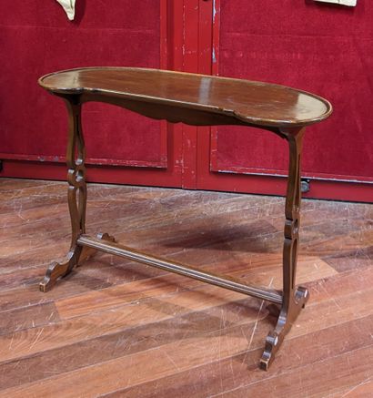 Table de salon en acajou, le plateau oblong...