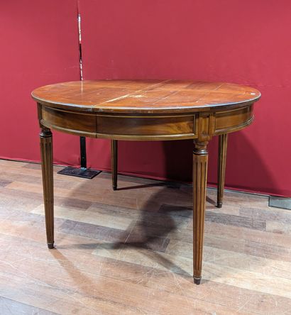 Table en bois fruitier à moulurations de...
