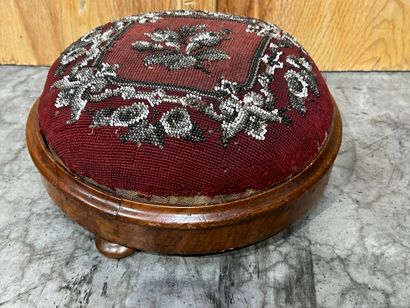 Tabouret de pied de forme ronde en noyer,...