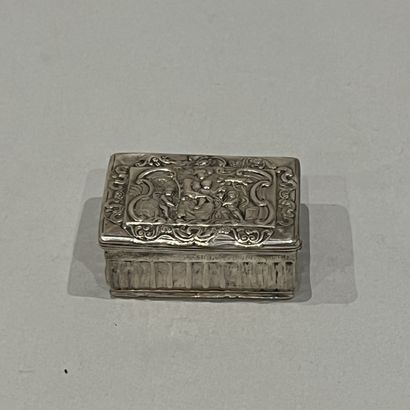 Silver snuffbox (800), the lid chased with...