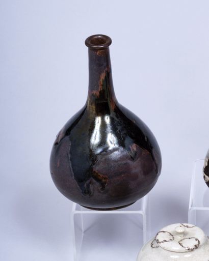 JAPON, XIXe siècle. Vase bouteille en grès...
