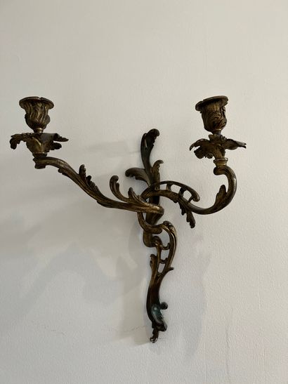 Paire d'appliques en bronze doré à deux lumières,...