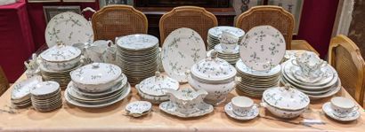 Partie de service en porcelaine à décor au...