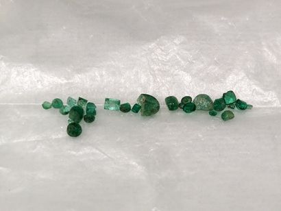 Set of unmounted colored stones: small emeralds;...