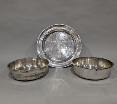 Two silver vegetable dish liners (925). Work...