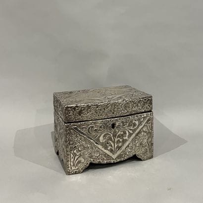 Petit coffret à bijoux en bois plaqué de...