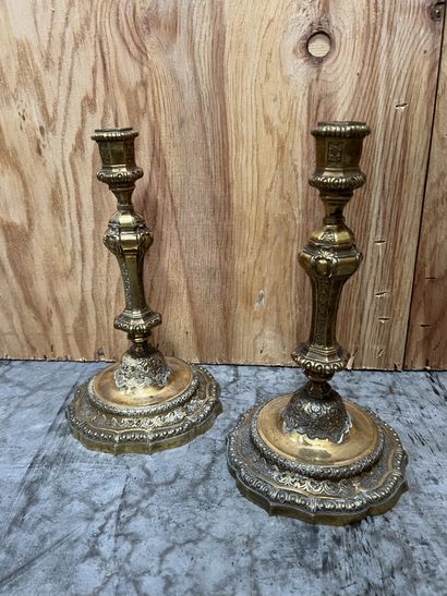Paire de flambeaux en bronze, le fût balustre...