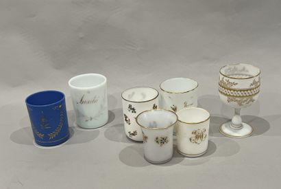 Cinq gobelets et un verre sur pied en opaline...