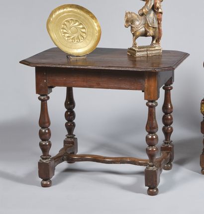 Table en bois fruitier, le plateau rectangulaire,...