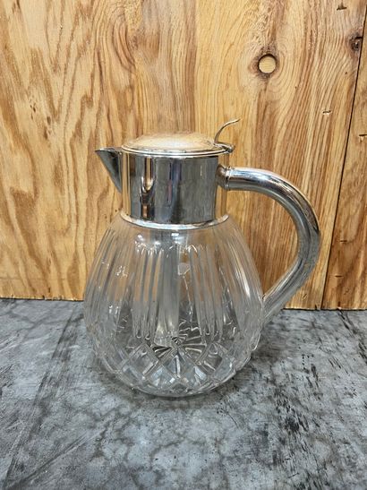 Broc à orangeade en cristal taillé et métal...