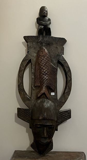 Grand masque africain en bois sculpté surmonté...