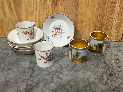 Paris, fin du XVIIIe siècle. Cinq soucoupes...