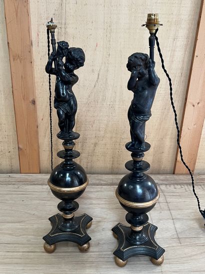 Paire de lampes en fonte patinée noir et...