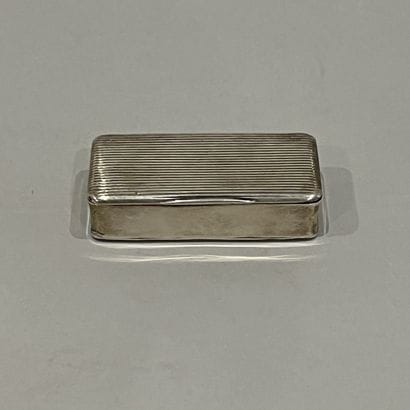 Silver snuffbox (925), the lid and base decorated...