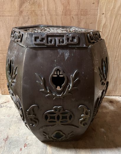 Tabouret hexagonal en tôle ajourée laquée...