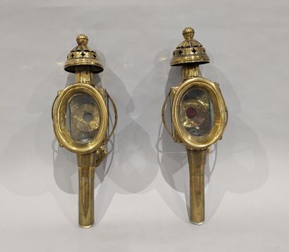 Deux lanternes de fiacre en laiton, surmonté...