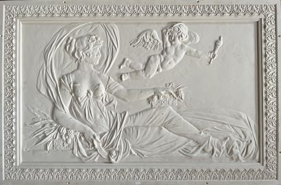 Panneau en composition à décor en bas relief...