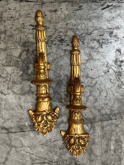 Paire d'appliques en bois doré à un bras...