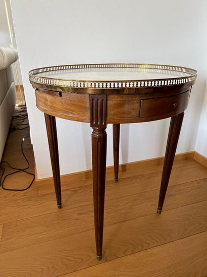Table bouillotte en acajou et placage d'acajou....