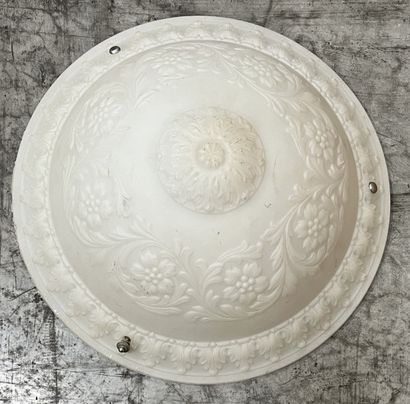 Vasque en verre moulé à l'imitation de l'albâtre...