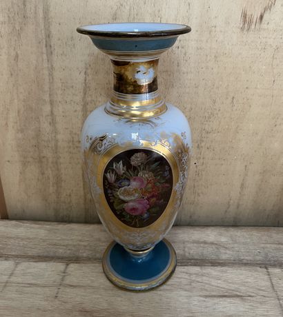 Vase en opaline savonneuse de forme balustre...